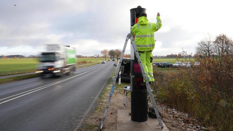 Hier an B73 und B495 sind neue Blitzer geplant Das neue Blitzgerät an der L119 nahe Cuxhaven steht schon, weitere Tempomesssäulen sollen folgen.