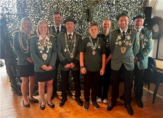 Das neue Burweger Königshaus (von links nach rechts): Britta Borchers (Beste Dame), Königin Manuela Borchers, Hannes Eckhoff (Adjutant des Jungschützenkönigs), König Timo Meyer, Kinderkönig Linus Schütt, Anna Holthusen (Adjutantin des Kinde