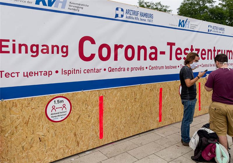 Das neue Corona-Testzentrum auf dem Parkplatz des Museums für Kunst und Gewerbe am Steintorplatz in Hamburg soll bis zu 2000 Testungen pro Tag ermöglichen. Foto: Markus Scholz/dpa 