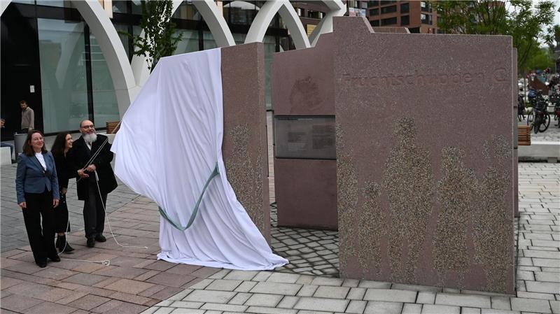 Neues Gedenkzeichen für Sinti und Roma in Hamburg eingeweiht Das neue Denkmal ergänzt den bestehenden Gedenkort Hannoverscher Bahnhof, der seit 2017 an die Deportationen von Juden, Sinti und Roma erinnert.