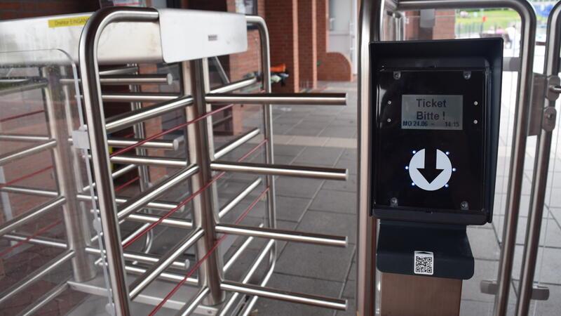 Freibad-Check: Das Smartphone öffnet die Türen in Horneburg Das neue Drehkreuz mit QR-Code-Scanner macht den Freibadbesuch komfortabler.