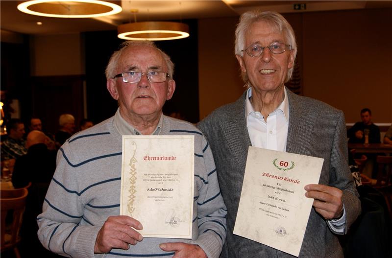 Das neue Ehrenmitglied des MTSV Oederquart Adolf Schmidt (links) und sein Schiedsrichter Kollege Udo Horeis, der sogar Spiele der 1. und 2. Bundesliga leitete. Foto Hamann