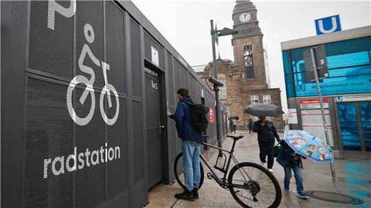 Das neue Fahrradparkhaus am Hamburger Hauptbahnhof verfügt über rund 200 Stellplätze.