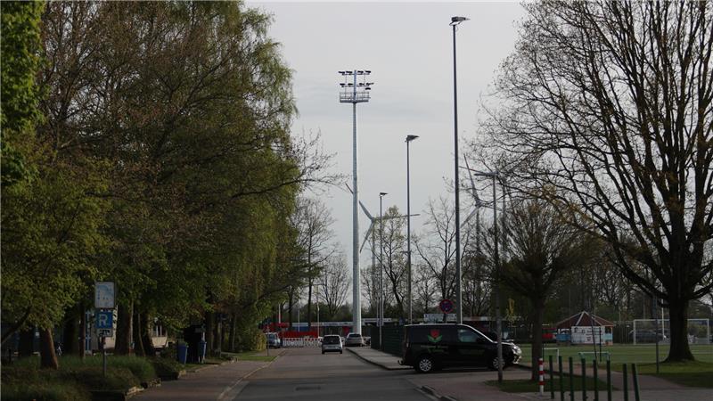 Das neue Flutlicht im Kehdinger Stadion ist 37 Meter hoch.
