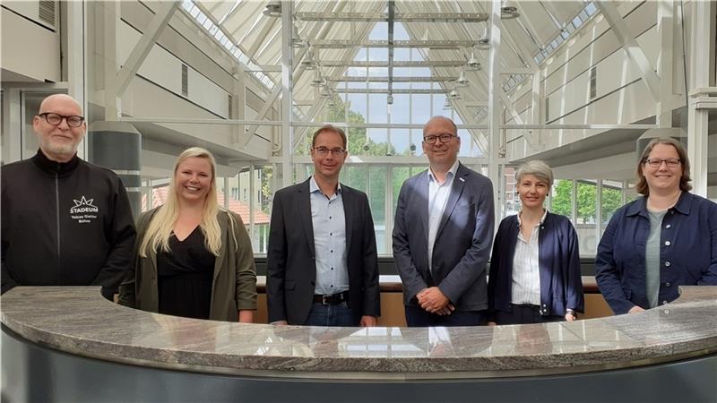 Neue Zeiten: Ein Team führt Stader Stadeum in die Zukunft Das neue Führungsteam (von links): Tobias Giehler, Svenja Müller, Tobias Paulsen, Sönke Hartlef, Lea Redlich und Jessica Jungclaus. Foto: Stadt Stade