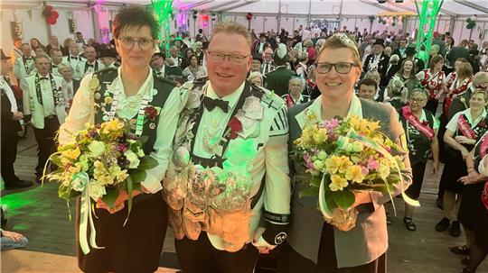 Das neue Führungstrio von Altkloster: Damenkönigin Bianca Richters, Schützenkönig Arne Pauly und seine Königin Maika Salzmann (von links).