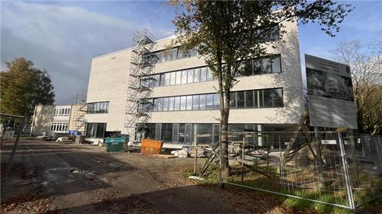 Das neue Gebäude der Halepaghen-Schule wird erst mit über zwei Jahren Verzögerung im ersten Quartal 2025 fertig werden. Die Sanierung der anderen Gebäude startet wohl erst 2026.