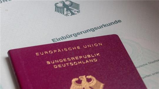 Das neue Gesetz sieht vor, dass Zuwanderer bereits nach fünf Jahren Aufenthalt in Deutschland Staatsbürger werden können, vorausgesetzt sie können ihren Lebensunterhalt ohne staatliche Hilfe bestreiten.