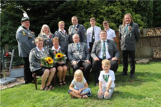 Bei den Schützen in Groß Sterneberg sitzt ein Ehepaar auf dem Thron Das neue Groß Sterneberger Königshaus 2023.