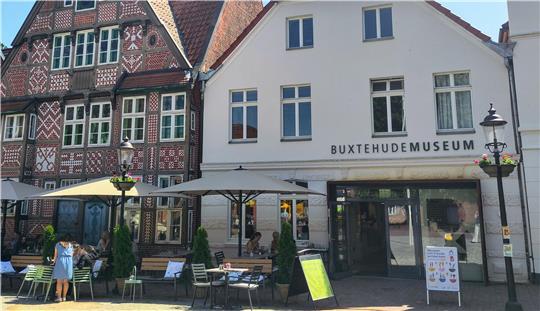 Das neue Halbjahresprogramm des Buxtehude Museums liegt aus.