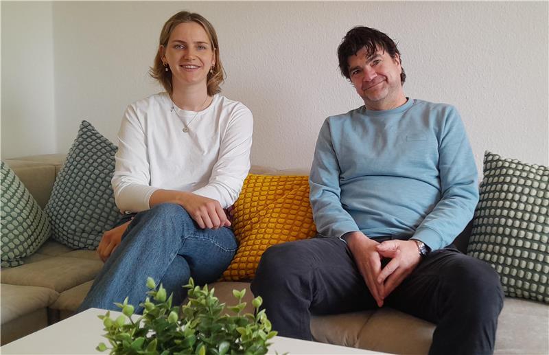 Das neue Jugendhaus in Bützfleth bietet gemütliche Sitzecken, Luisa Maibohm und Marc Olszewski haben schon mal Platz genommen.