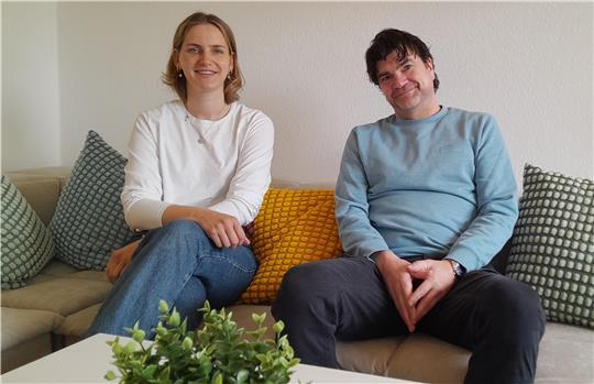 Das neue Jugendhaus in Bützfleth bietet gemütliche Sitzecken, Luisa Maibohm und Marc Olszewski haben schon mal Platz genommen.
