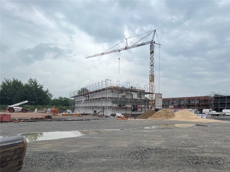 So sieht das neue Katastrophenschutz-Zentrum in Stade aus Das neue Katastrophenschutz-Zentrum ist der Rohbau links. Daneben entstehen weitere Hallen und Gebäude. Foto: Wisser