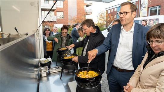 Das neue „Koch mit!“-Mobil der Qualifizierungsküche Stade wird eingeweiht.