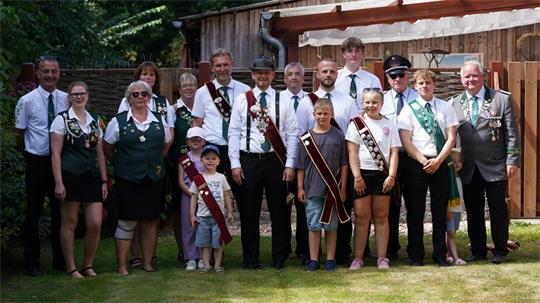 Das neue Königshaus der Krummendeicher Schützen stellen sich für ein Gruppenbild auf.