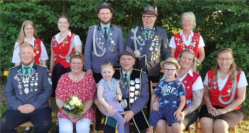 Der neue Schützenkönig: Frank Witz aus Klein Aspe regiert in Aspe Das neue Königshaus des Schützenvereins Aspe: Die Würdenträger freuen sich.