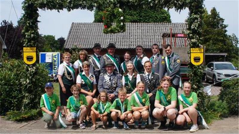 Schützenfest in Gräpel: Ingo Krüger und Kristin Siems sind die Könige Das neue Königshaus des Schützenvereins Gräpel: Die Würdenträger stellen sich für ein Gruppenfoto in der Pforte auf.