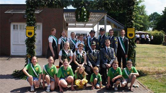 Das neue Königshaus des Schützenvereins Gräpel stellt sich zu einem Gruppenfoto in der Pforte zusammen.