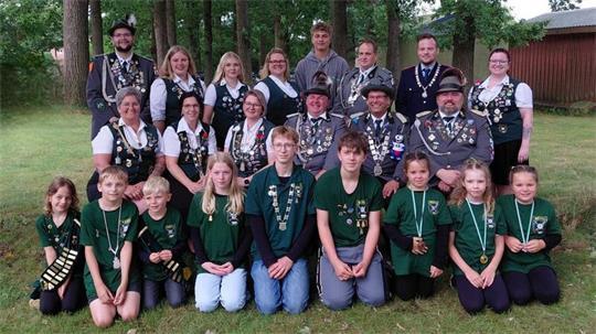 Das neue Königshaus des Schützenvereins Wedel präsentiert sich nach der Proklamation im Grünen.