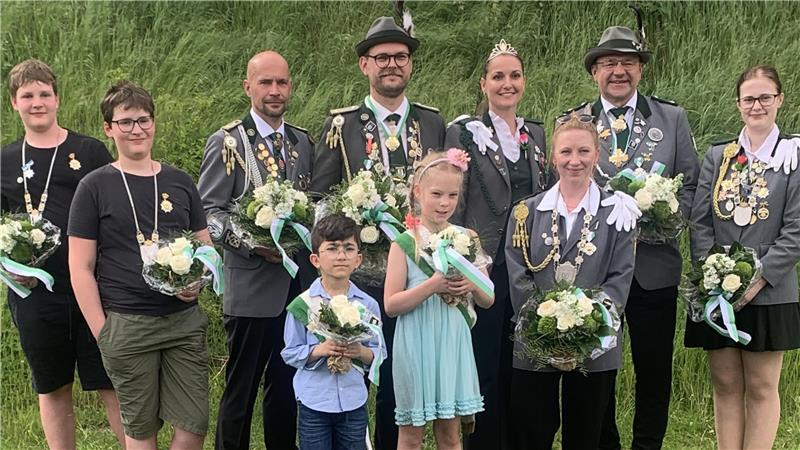 Das neue Königshaus in Wiepenkathen mit Schützenkönig Timo Petereit und Königin Jackie (Mitte hintere Reihe) freut sich aufs Regentenjahr.