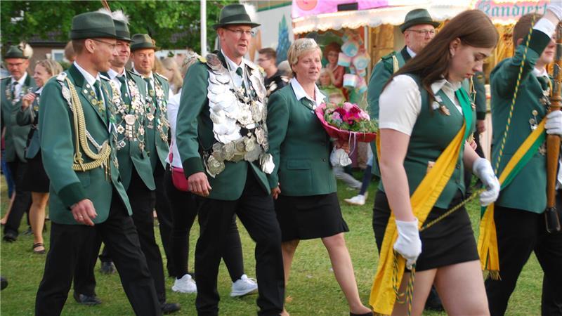 Das neue Königspaar Oliver Dammann und Ehefrau Inga mit Gefolge beim Marsch ins Festzelt.