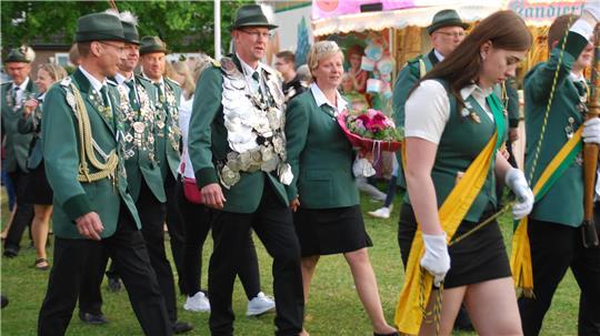 Das neue Königspaar Oliver Dammann und Ehefrau Inga mit Gefolge beim Marsch ins Festzelt.