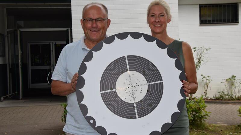 Der neue Buxtehuder Gildekönig weiß mit schweren Geschützen umzugehen Das neue Königspaar der Schützengilde Buxtehude, Alexander Quade und Katrin Junge, zeigen vor dem Gildehaus die Königsscheibe, auf die Quade geschossen hat. Die neue Majestät traf die beste 20.