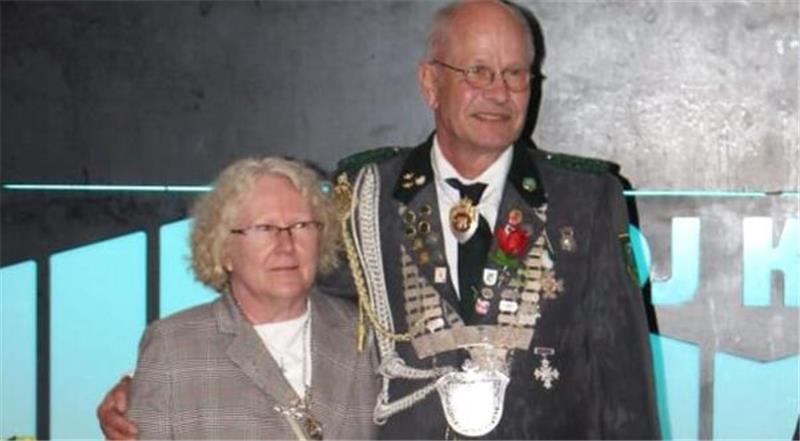 Das neue Königspaar des Schützenvereins Hollern-Twielenfleth: König Felix Leggewie und seine Frau Claudia wurden beim Schützenfest gefeiert.