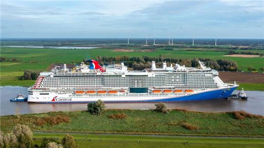 Das neue Kreuzfahrtschiff der Papenburger Meyer Werft „Carnival Jubilee“ wird über die Ems zur Nordsee überführt.