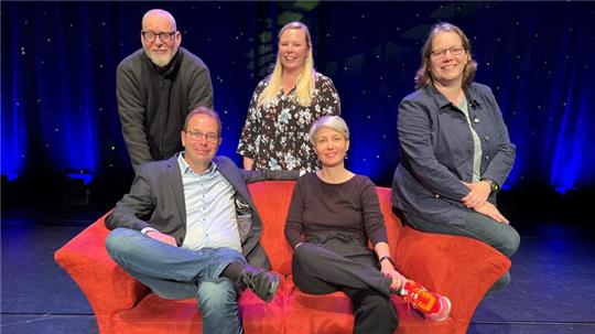 Das neue Leitungsteam im Stadeum nimmt auf der großen Bühne Platz (von links): Tobias Giehler, Tobias Paulsen, Svenja Müller, Lea Redlich und Jessica Jungclaus.