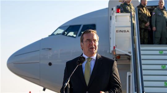 Das neue Marine-Aufklärungsflugzeug Boeing P8-A Poseidon landete nach einer Überführung aus den USA in Berlin und wurde von Verteidigungsminister Pistorius begrüßt.