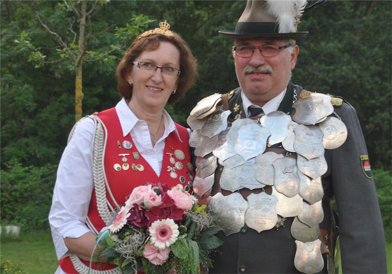 Das neue Moisburger Königspaar Christa und Hans-Jürgen Schaarenberg werden ein Jahr lang ihren Schützenverein repräsentieren. Foto: Wahba