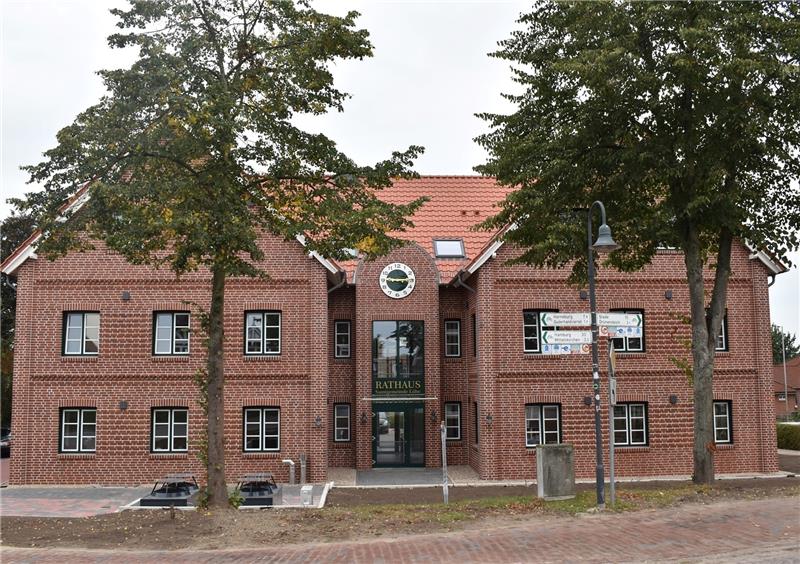 Das neue Rathaus mit der Uhr .