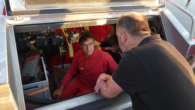 Das neue Rettungsboot bietet erheblich mehr Platz und Stauraum als die alte Rück ut. Davon überzeugt sich auch DLRGler Holger Gramm (im Laderaum), hier im Gespräch mit Claus Fastert, DLRG-Ortsgruppenvorsitzender.