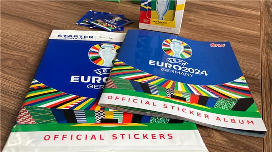 Das neue Sammelalbum mit Bildern zur Fußball-EM von Panini-Nachfolger Topps.