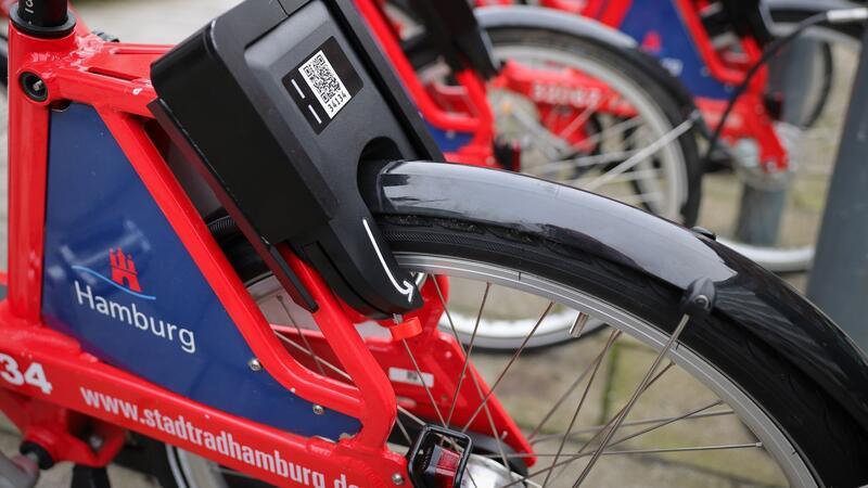 Stadtrad-Flotte wird umgerüstet: Digitale Schlosstechnik Das neue Schließsystem eines StadRAD neo mit QR-Code und digitaler Schlosstechnik bei einem Pressetermin in Hamburg.
