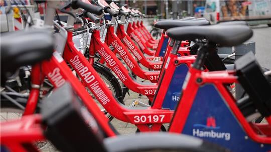 Das neue Schließsystem eines StadRAD neo mit QR-Code und digitaler Schlosstechnik bei einem Pressetermin in Hamburg.