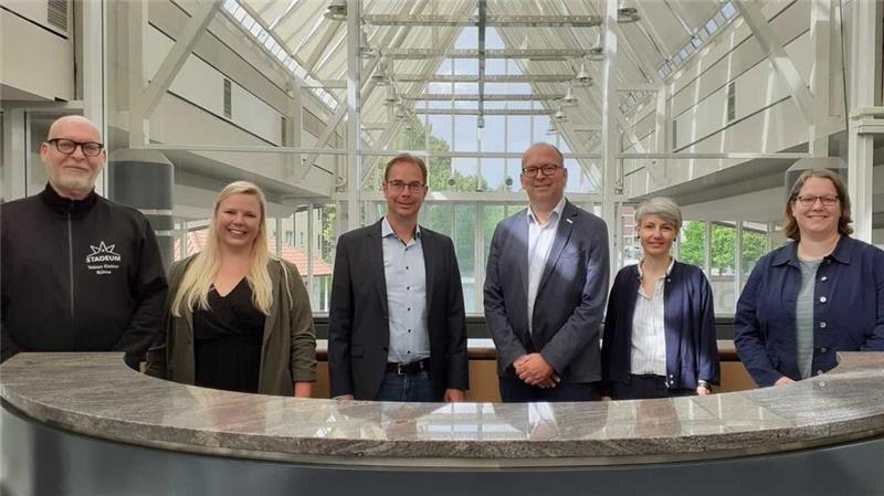 Abriss oder Sanierung? Stadt stellt marodes Stadeum für die Zukunft auf Das neue Team, das das Stadeum seit gut einem Jahr führt (von links): Tobias Giehler, Svenja Müller, Tobias Paulsen, Sönke Hartlef, Lea Redlich und Jessica Jungclaus.