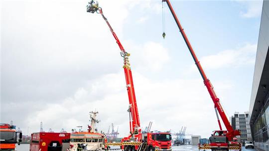 Das neue Teleskopmastfahrzeug der Feuerwehr Hamburg wird im Hafen vorgeführt.
