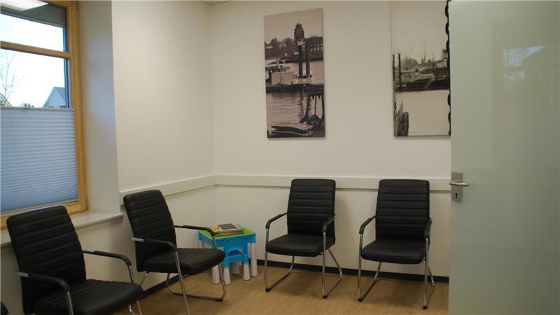 Das neue Wartezimmer mit Fotografien vom Hafen in Finkenwerder.