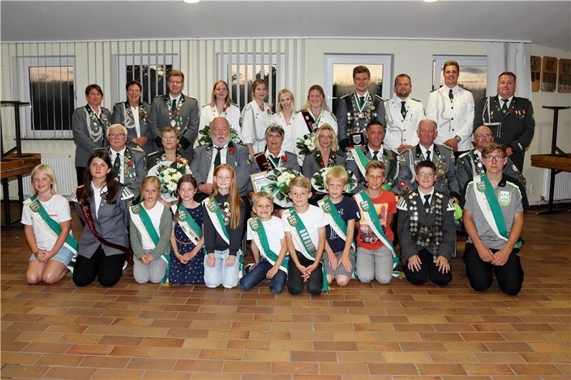 Vater und Sohn sind jetzt Könige in Wischhafen Das neue Wischhafener Königshaus . König Andreas Blank und sein Sohn Tjorven sind jetzt beide königlich: Der Papa ist Schützenkönig, der Sohn Kinderkönig.
