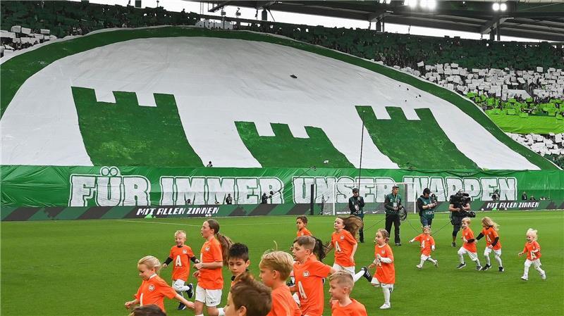 Das neue alte Wappen des VfL Wolfsburg wird vor dem Spiel gegen Bayern München stolz von den Fans präsentiert.