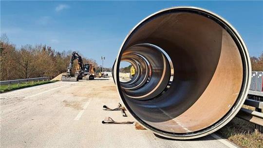 Das neue fieberglas-verstärkte Kunststoffrohr hat einen Durchmesser von drei Metern und wird in einen Durchlass unter der A27 für einen Graben eingebaut.