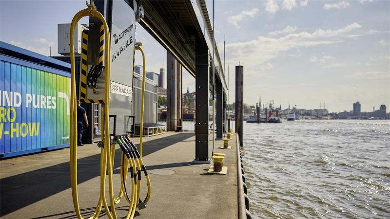Das neue, flexible Schleifleitungssystem auf dem HADAG-Ponton am Fischmarkt.