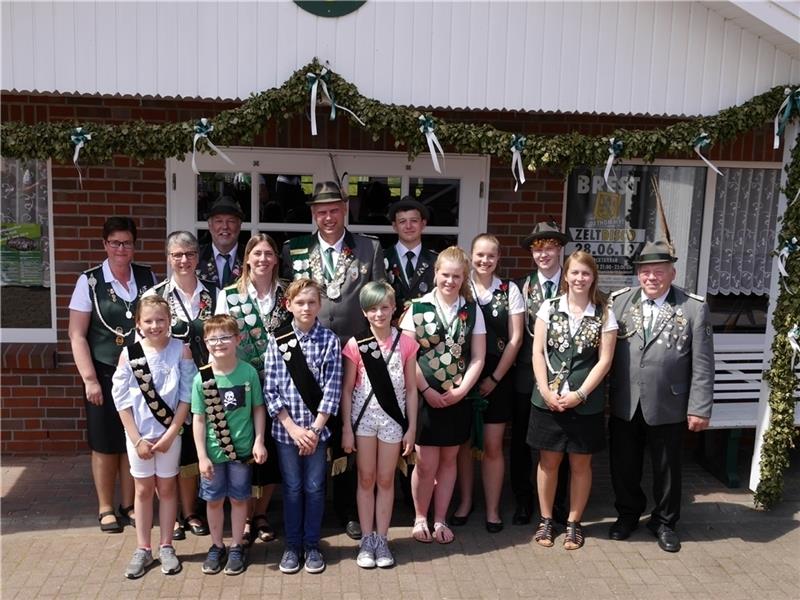 Das neue komplette Königshaus der Schützen in Hüll. Foto Umland