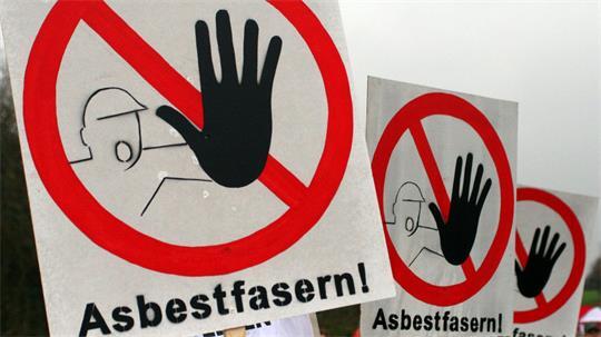 Das noch in vielen alten Gebäuden verbaute Asbest ist krebserregend und muss als Sondermüll entsorgt werden.