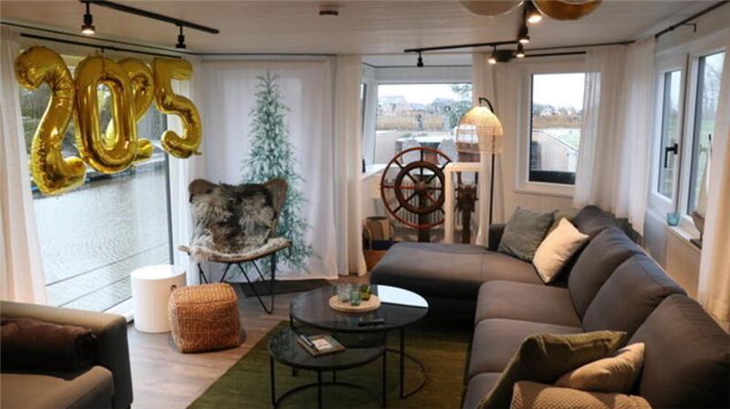 So hat es den ersten Feriengästen auf dem Hausboot „Lieselotte“ gefallen Das norddeutsche Schmuddelwetter mag noch so ungemütlich sein, im Wohnzimmer des Hausboots lässt es sich auch bei Regen und Schnee gut aushalten.