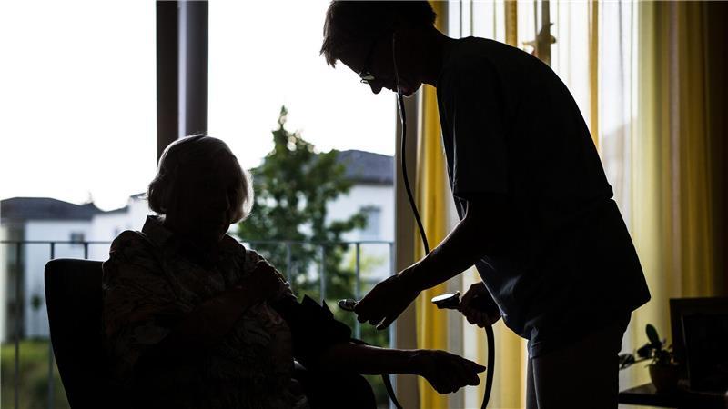 Pflegen & Wohnen wieder in städtischem Besitz Das nun wieder städtische Unternehmen Pflegen & Wohnen bietet rund 2.400 vollstationäre Plätze und hat etwa 2000 Beschäftigte. (Symbolbild)