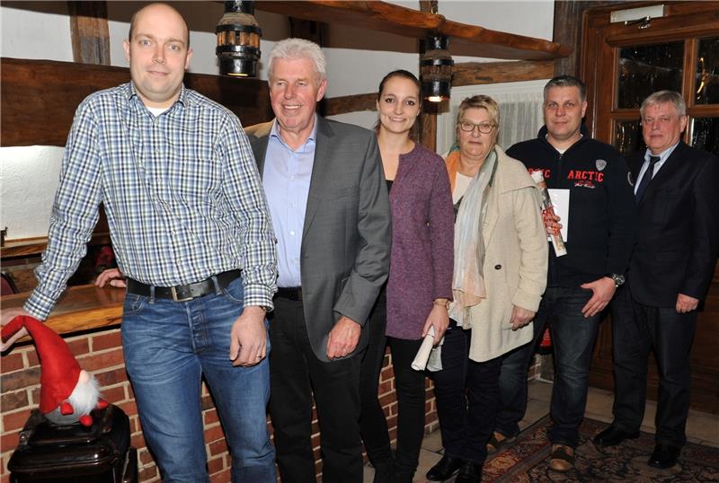 Das obligatorische Gruppenfoto bei der feierlichen Preisübergabe: Dennis Rathjen hat den Hauptpreis gewonnen. Es folgen Autohaus-Chef Albert Jonas, die Gewinner Isabel Schneider, Bärbel Nath und Jan Winter sowie Johann Meyer, Anzeigenleiter