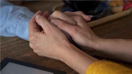 Das offene Gespräch mit Angehörigen hilft beim gemeinsamen Überwinden von Ängsten.